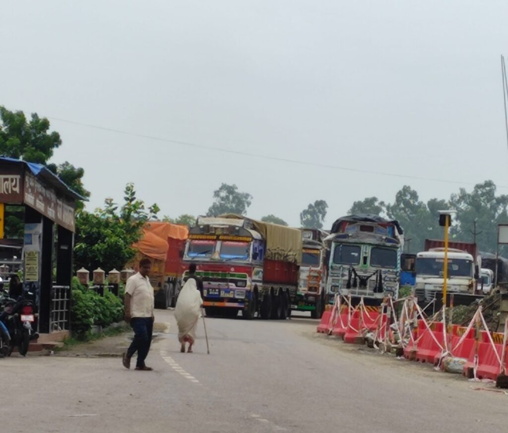 सोनौली बॉर्डर से 10 किलोमीटर लगी मालवाहक ट्रकों की लंबी जाम,यात्री हलकान