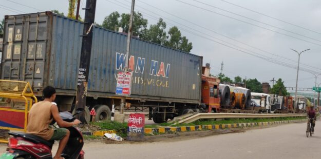 सोनौली बॉर्डर से 10 किलोमीटर लगी मालवाहक ट्रकों की लंबी जाम,यात्री हलकान