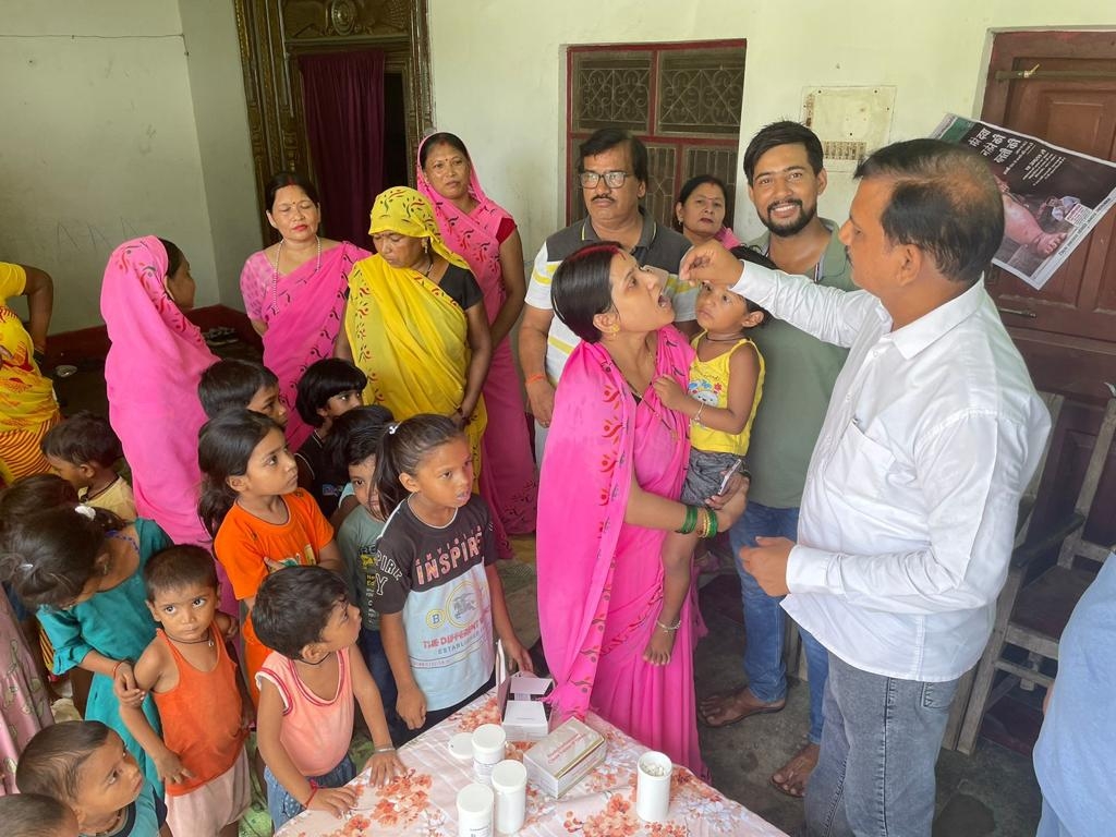 चेयरमैन नौतनवा ने दवा खिलाकर फाइलेरिया मुक्त अभियान की, किया शुरुआत