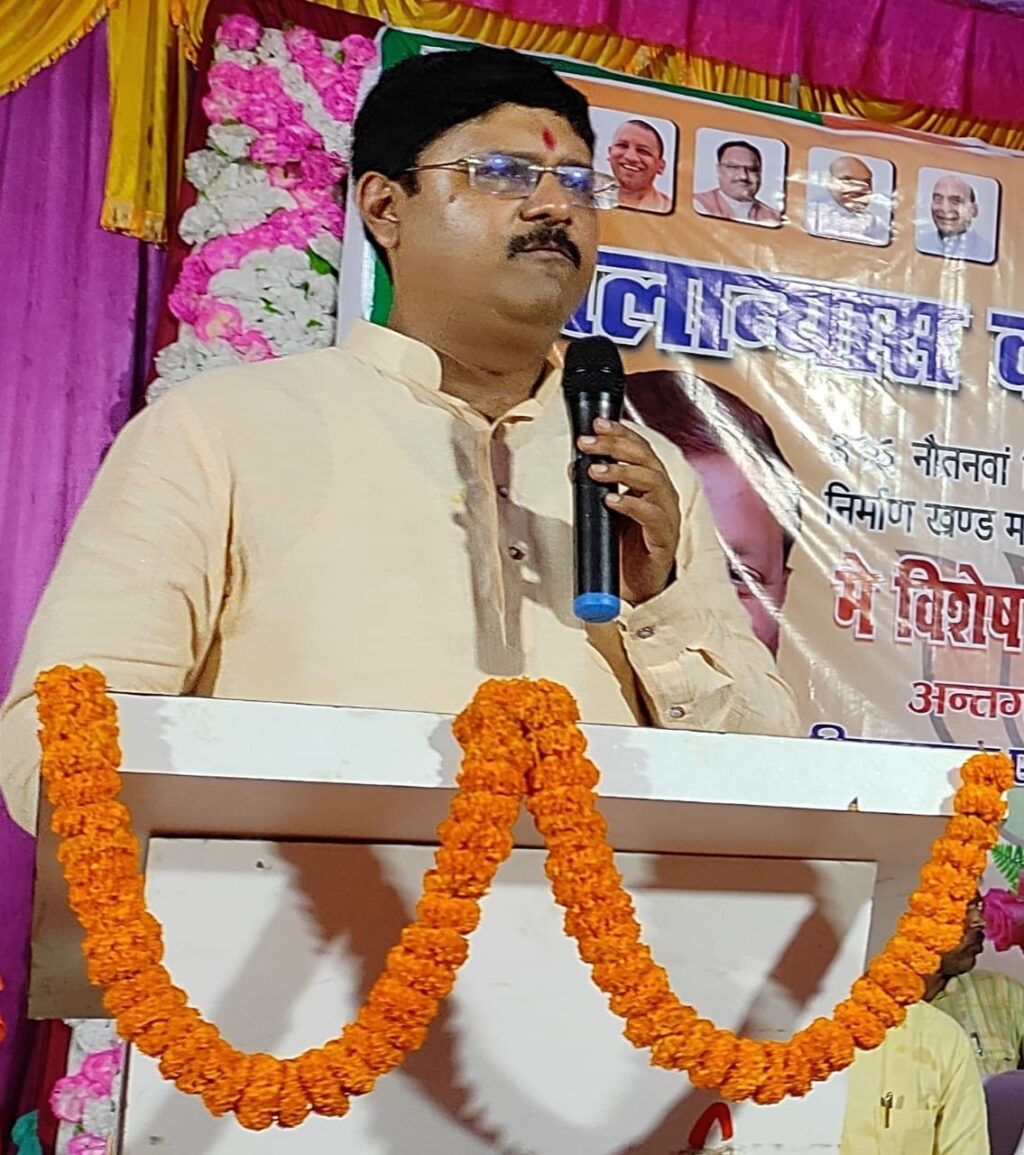 सड़कों के शिलान्यास व लोकार्पण के साक्षी बने नौतनवा विधानसभा के बड़ी संख्या में लोग