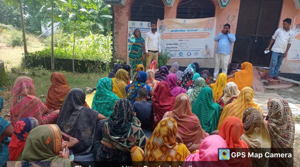 ग्रामीणों को शुद्ध पेयजल पीने के निए किया गया जागरूक