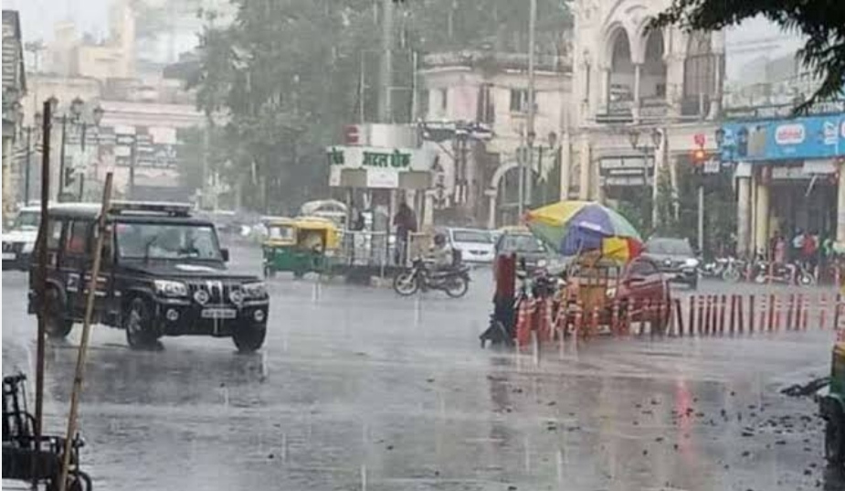 लखनऊ में बारिश से बिगड़े हालात, कई स्थानो पर जलभराव, स्कूलों में अवकाश