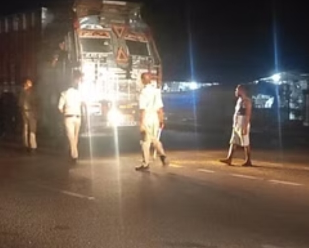 ट्रकों के कटिंग के खेल को लेकर नेपाल तक खासा चर्चा में नौतनवा पुलिस