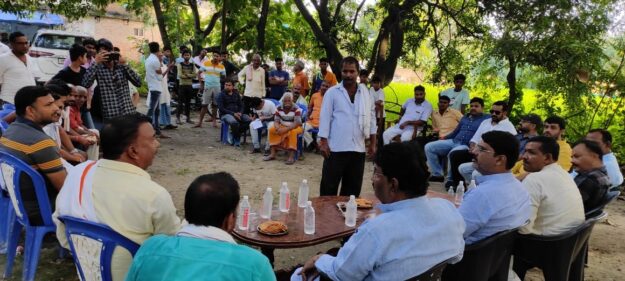 विधायक नौतनवा ने बरवा कला गांव में लगाई चौपाल, ग्रामीणों ने सुनाया पीड़ा, जताया प्रसन्नता