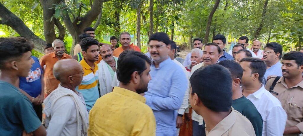 विधायक नौतनवा ने बरवा कला गांव में लगाई चौपाल, ग्रामीणों ने सुनाया पीड़ा, जताया प्रसन्नता