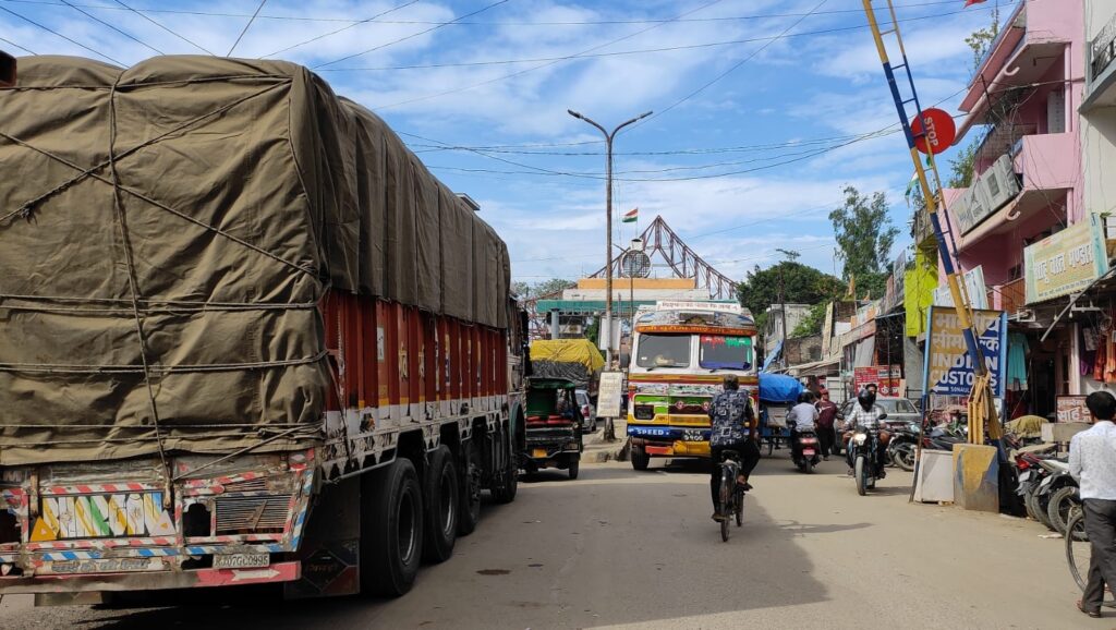 सोनौली बॉर्डर: ट्रांसपोर्टर से ज्यादा तस्करों में हर्ष,रात्रि 11 बजे तक खुला रहेगा बॉर्डर