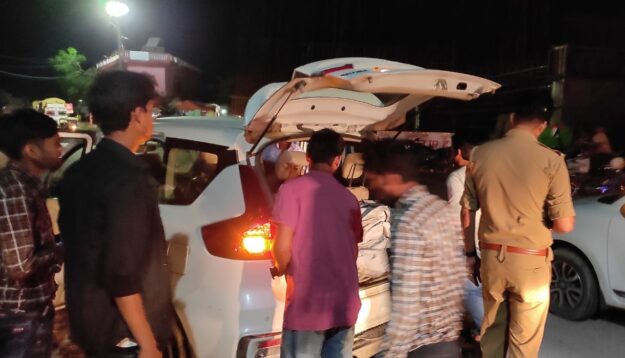 सोनौली बार्डर: चार पहिया वाहनों की औचक जांच से वाहन चालकों में हड़कंप