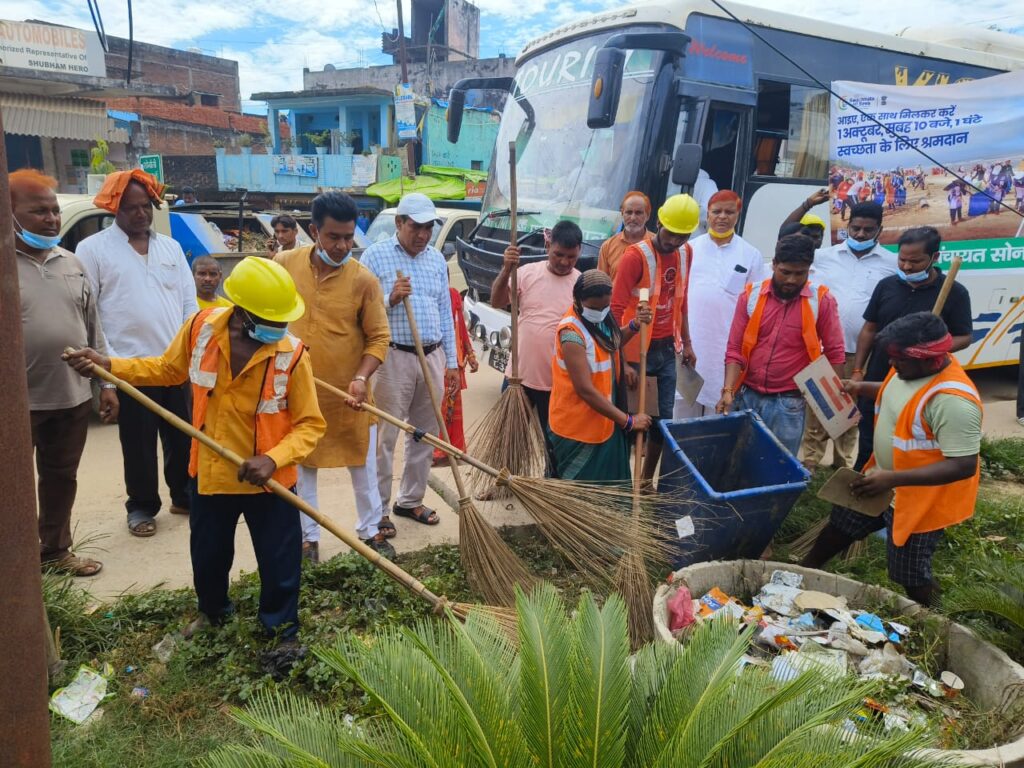 सोनौली बॉर्डर: एसडीएम और अध्यक्ष ने साफ सफाई कर किया श्रमदान, स्वच्छता का लिया संकल्प
