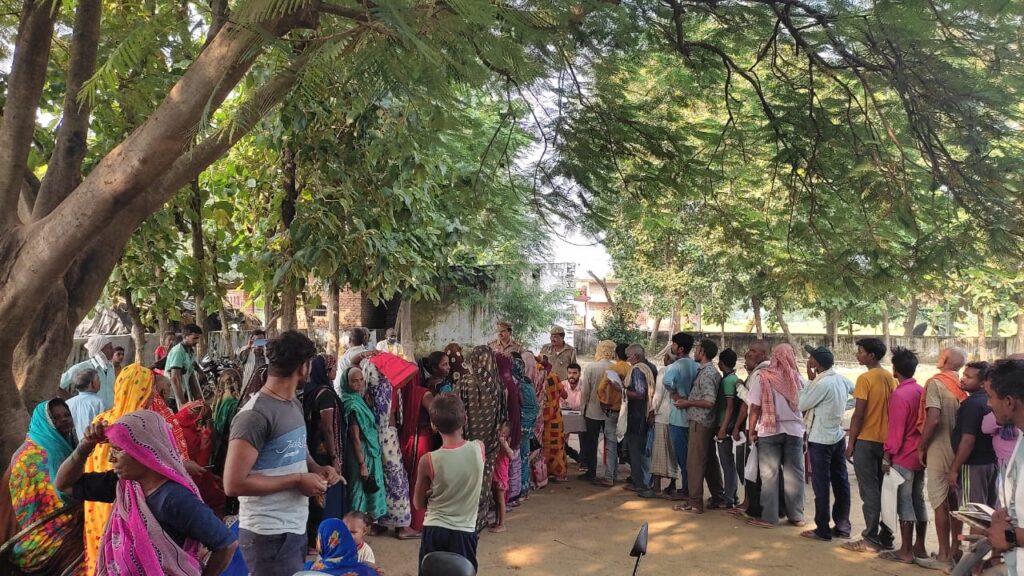 सोनौली: सीमावर्ती गांव में पुलिस ने लगाया चौपाल, बड़े समस्या का हुआ समाधान