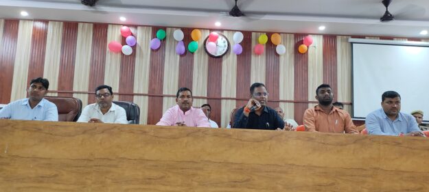 नौतनवा: पराली जागरूकता को लेकर ब्लॉक प्रमुख ने की ग्राम प्रधानों के संग बैठक