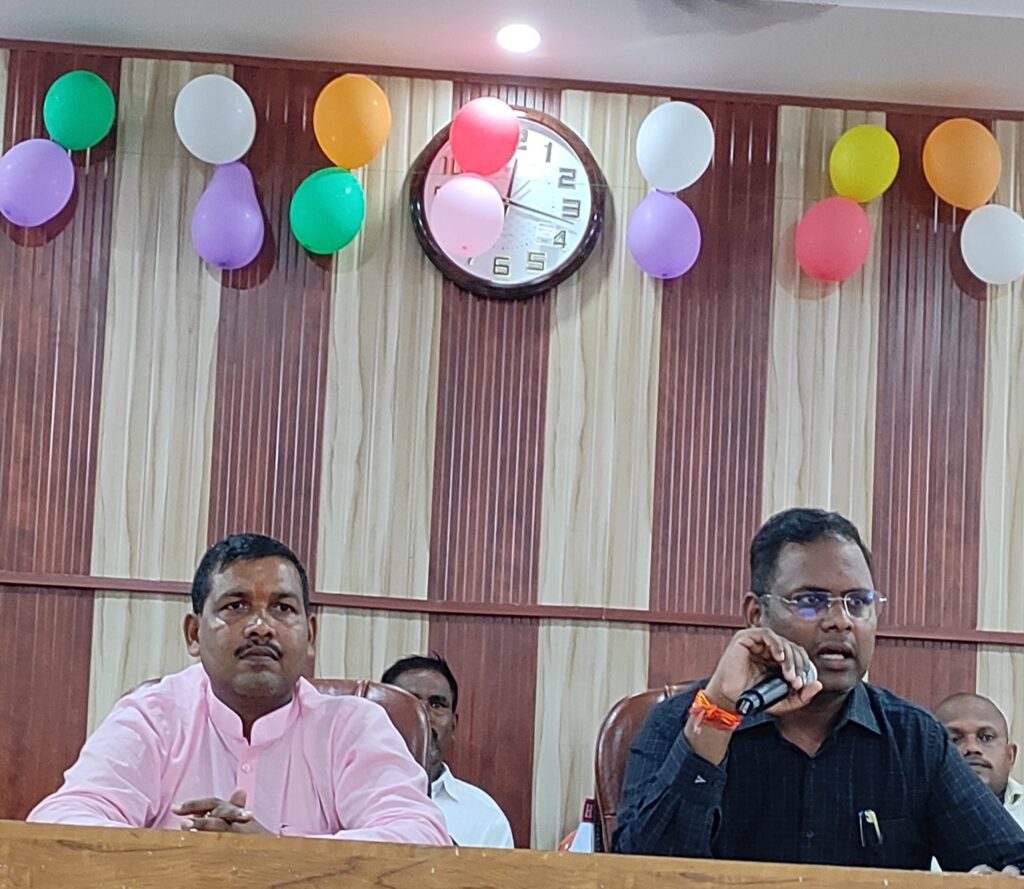 नौतनवा: पराली जागरूकता को लेकर ब्लॉक प्रमुख ने की ग्राम प्रधानों के संग बैठक