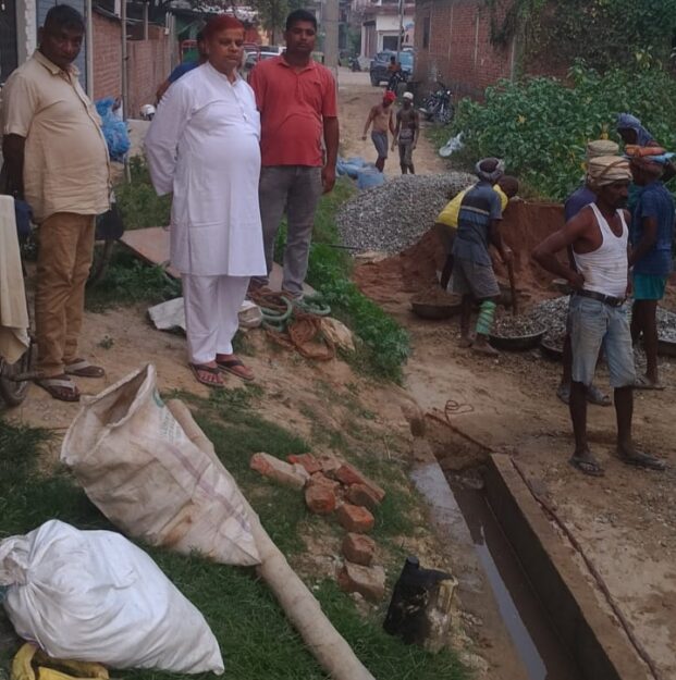 सोनौली: सड़क निर्माण देखने पहुंचे चेयरमैन,बोले नगर के सभी वार्ड होंगे कीचड़ मुक्त