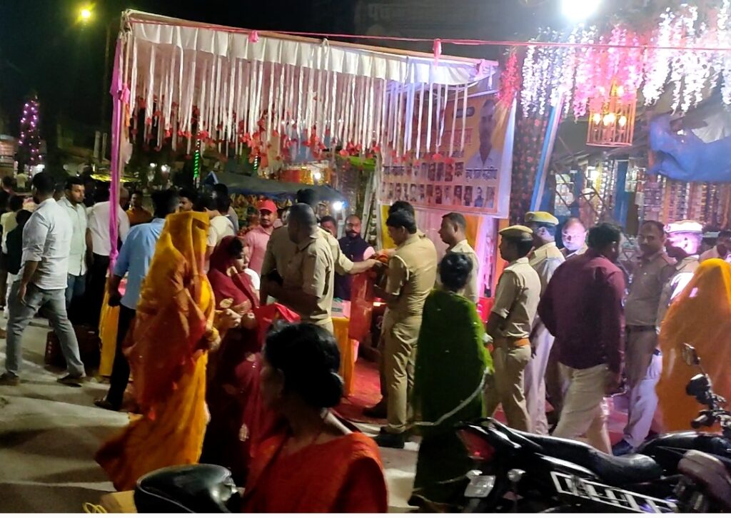 सोनौली बार्डर: युवा वैश्य सम्मेलन के बैनर तले युवाओ ने श्रद्धालुओं में वितरण किया फलाहार