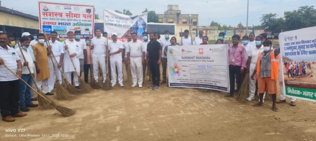 सोनौली बॉर्डर: एसडीएम और अध्यक्ष ने साफ सफाई कर किया श्रमदान, स्वच्छता का लिया संकल्प