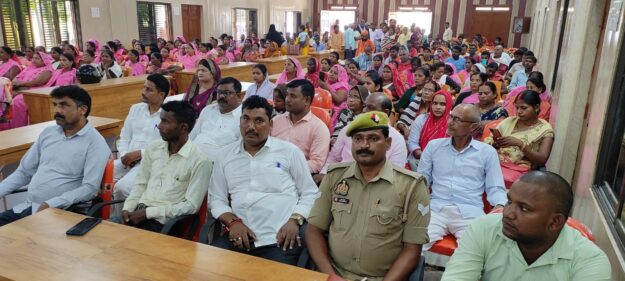 नौतनवा: पराली जागरूकता को लेकर ब्लॉक प्रमुख ने की ग्राम प्रधानों के संग बैठक