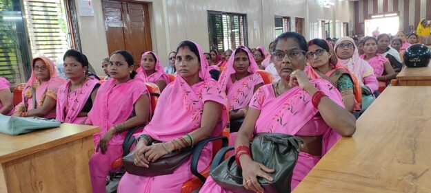 नौतनवा: पराली जागरूकता को लेकर ब्लॉक प्रमुख ने की ग्राम प्रधानों के संग बैठक