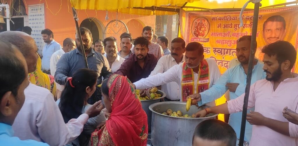 मां बनैलिया मंदिर में चेयरमैन नौतनवा ने प्रसाद वितरण कर श्रद्धालुओं से लिया आशीष