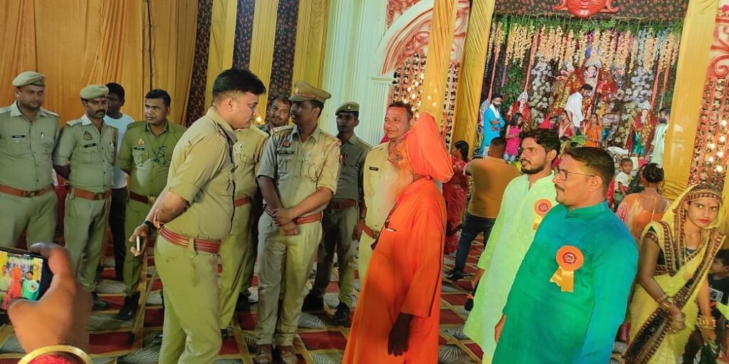सोनौली थाना प्रभारी ने पूजा पंडालो का भ्रमण कर सुरक्षा व्यवस्था को जांचा परखा