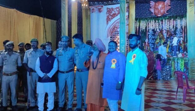 सोनौली थाना प्रभारी ने पूजा पंडालो का भ्रमण कर सुरक्षा व्यवस्था को जांचा परखा