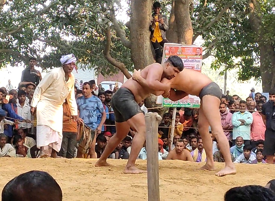 सोनौली: पनियरा के पहलवान ने दिल्ली के पहलवान को दिखाएं आसमान के तारे