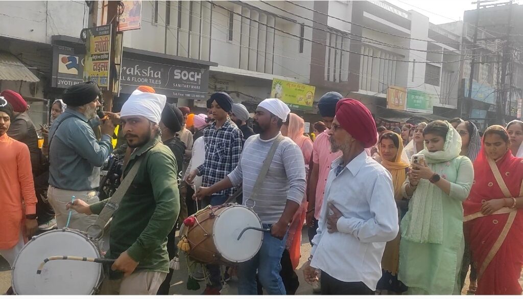 नौतनवा में सिख समुदाय के लोगों ने निकाला खालसा मार्च