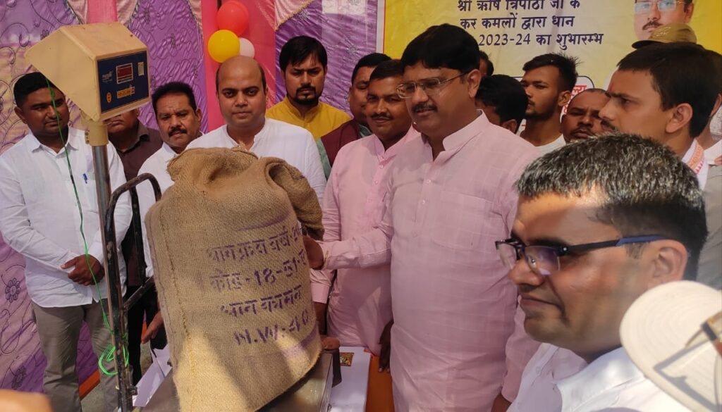 विधायक नौतनवा ने रिबन काटकर धान क्रय केंद्र का किया उदघाटन