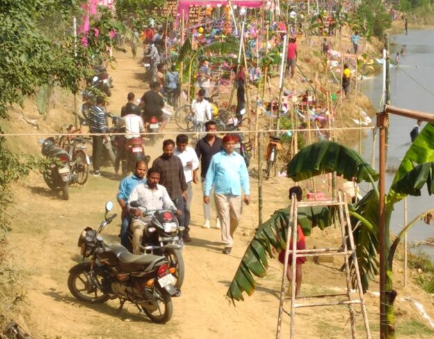 सोनौली:छठ घाट पर श्रद्धालुओं की स्वागत के लिए तैयार है चेयरमैन हबीब खान