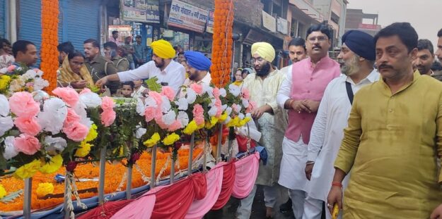 नौतनवां: गुरु नानक देव के प्रकाश पर्व पर निकली नगर कीर्तन शोभायात्रा, विधायक ने किया स्वागत