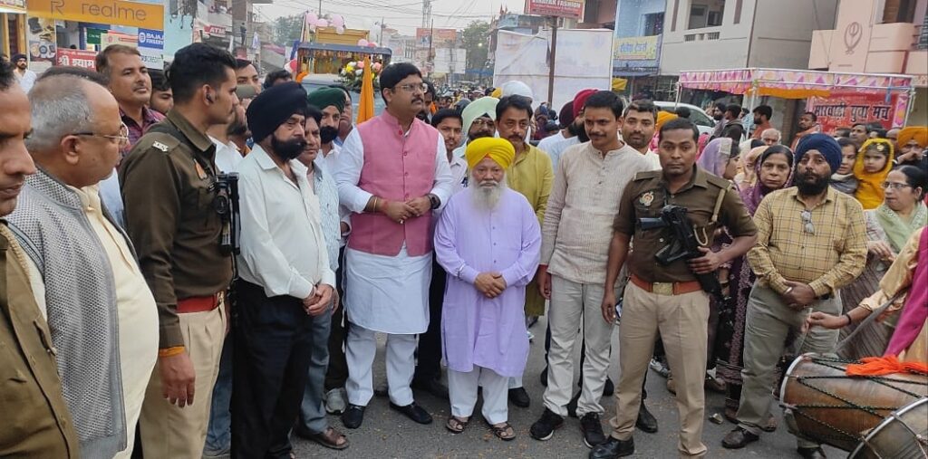 नौतनवां: गुरु नानक देव के प्रकाश पर्व पर निकली नगर कीर्तन शोभायात्रा, विधायक ने किया स्वागत