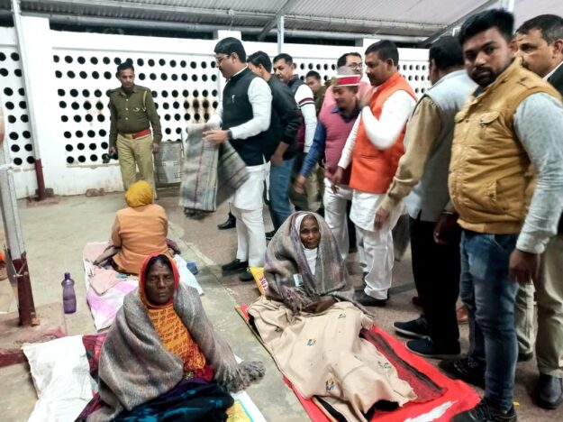 नौतनवा रेलवे स्टेशन देर रात पहुंचे विधायक, ठंड से ठिठुर रहे लोगों को ओढाया कंबल