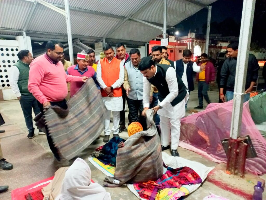 नौतनवा रेलवे स्टेशन देर रात पहुंचे विधायक, ठंड से ठिठुर रहे लोगों को ओढाया कंबल