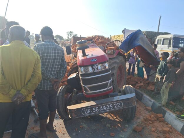 सोनौली कोतवाली मोड़ पर ट्रेलर और ट्रैक्टर ट्राली में भिडंत,तीन घायल