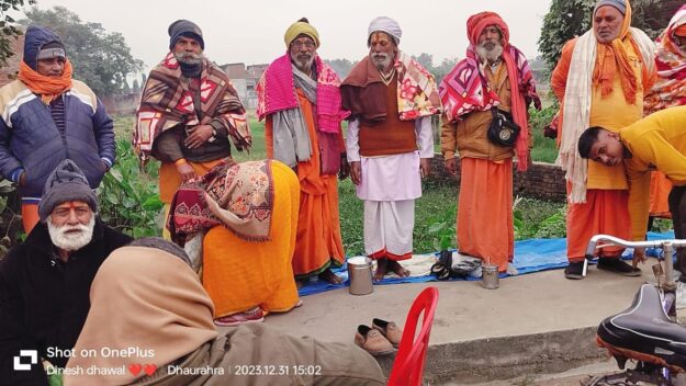 सोनौली: नूतन वर्ष की स्वागत के लिए साधु संतों ने किया भंडारा,सपा नेता ने कंबल किया वितरण