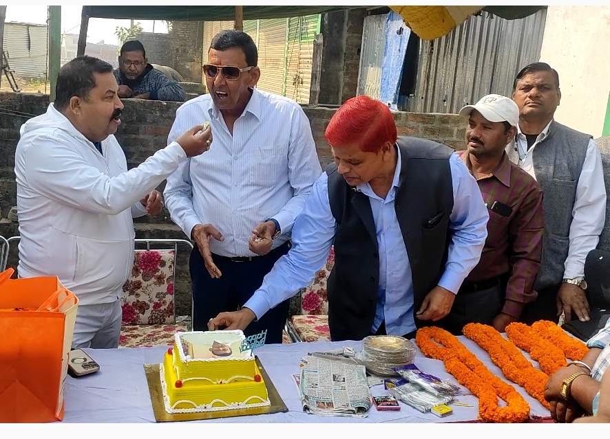 पूर्व विधायक मुन्ना सिंह का मनाया गया जन्मदिन