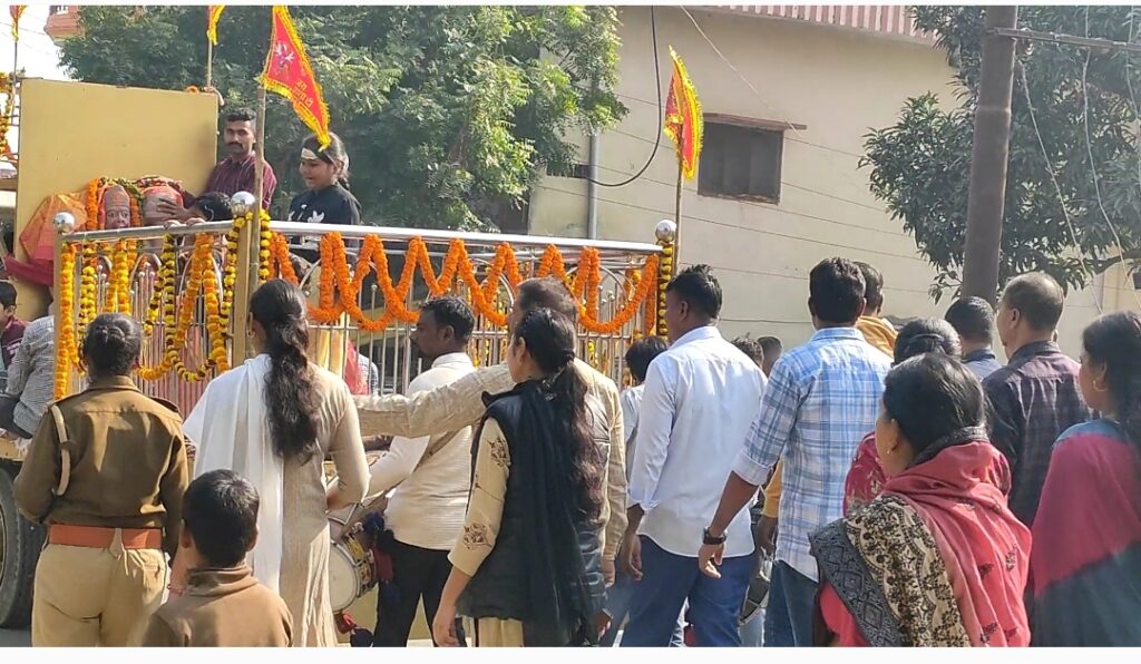 नौतनवा थाना परिसर से निकाली गई शोभायात्रा