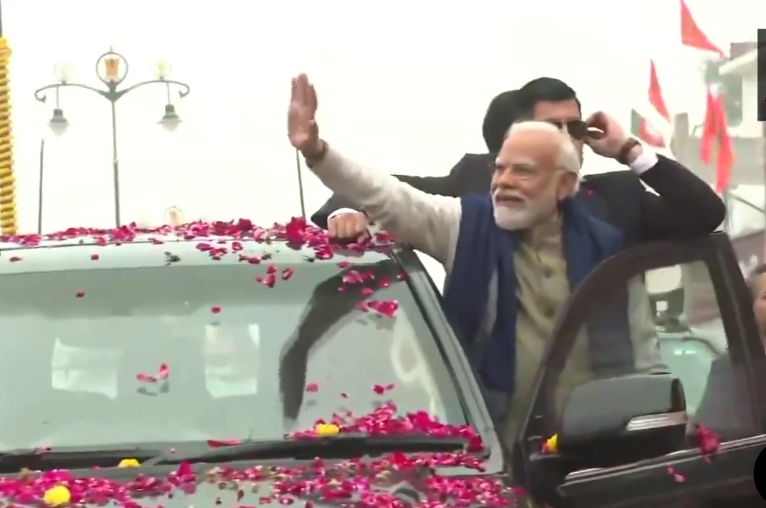 प्रधानमंत्री ने अयोध्या धाम स्टेशन का किया उद्घाटन,स्वागत के लिए सड़कों के किनारे खड़े हैं लोग