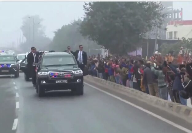 प्रधानमंत्री ने अयोध्या धाम स्टेशन का किया उद्घाटन,स्वागत के लिए सड़कों के किनारे खड़े हैं लोग