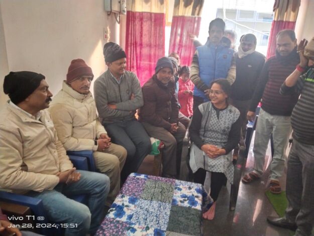 डिप्टी जेलर बनी सिमरन के घर पहुंचे अध्यक्ष बृजेश मणि, बुके भेंट कर दी बधाई