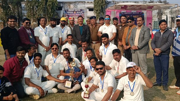 फार्मेसी कॉलेज के अध्यापकों ने मीडिया को 19 रनों से दी शिकस्त
