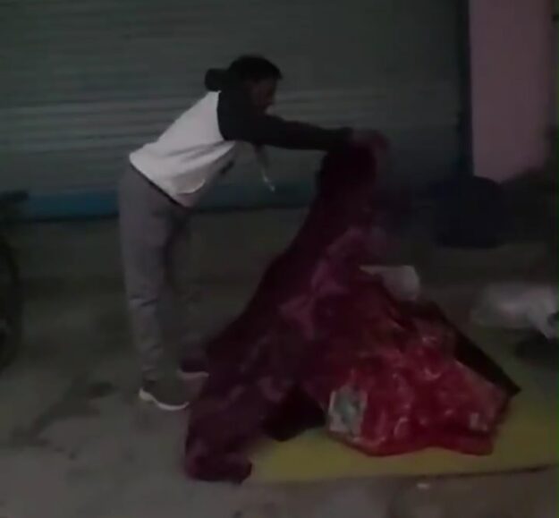 नौतनवा: वरिष्ठ समाजसेवी ने सड़को पर ठंड से ठिठुर रहे लोगों को ओढ़ाया कंबल