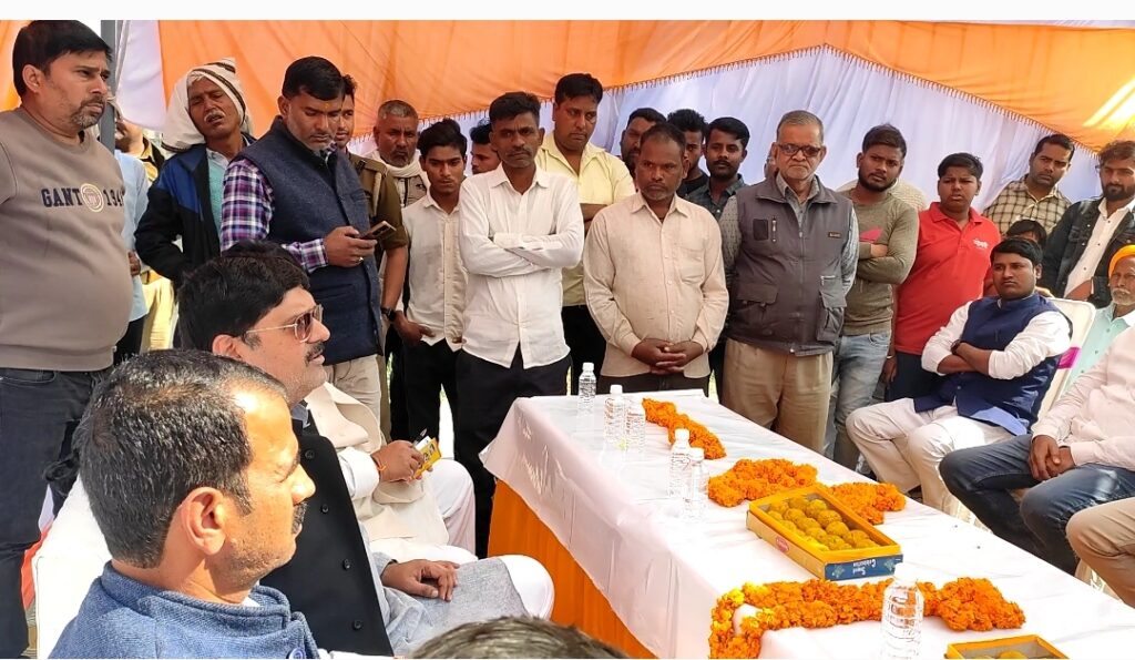 विधायक ने सीसी रोड का किया लोकार्पण,ग्रामीणों का पूछा हाल-चाल और सुनी समस्याएं