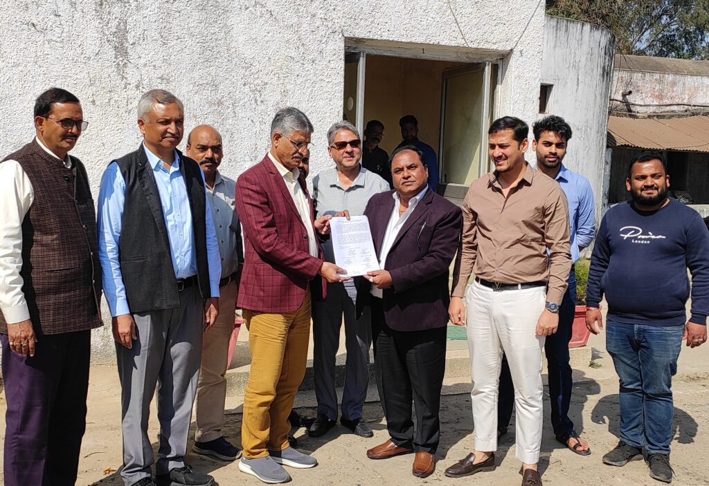 क्षेत्रीय पर्यटन अधिकारी ने निरंजना होटल को 60 वर्ष के लिए जगदीश गुप्त को हस्तांतरण पत्र सौपा