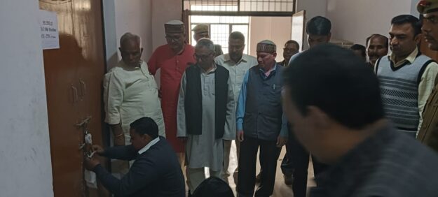 डीएम ने ईवीएम मशीनों की जनप्रतिनिधियों के साथ किया जांच