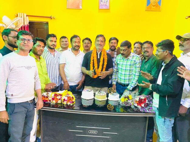 केक काटकर धूमधाम से मनाया गया नौतनवा नगर के चेयरमैन का जन्मदिन
