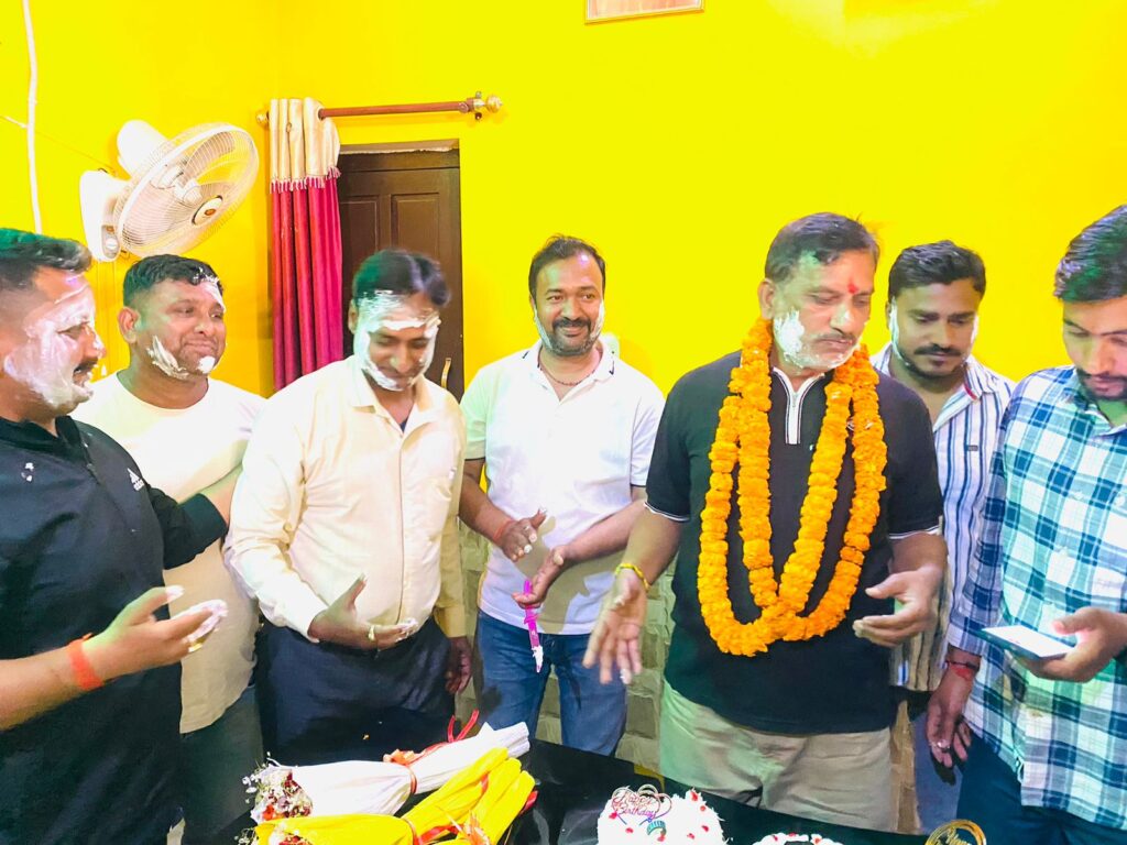 केक काटकर धूमधाम से मनाया गया नौतनवा नगर के चेयरमैन का जन्मदिन