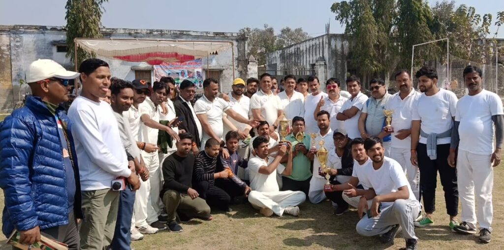 मीडिया टीम ने नौतनवा नगरपालिका एकादश को 19 रनों से हराया