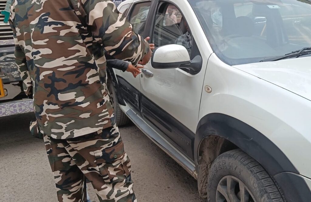 भाजपा नेता के कार में ट्रक ने मारी ठोकर,एसएसबी की हरकत से दुखी व्यापारी,आक्रोश