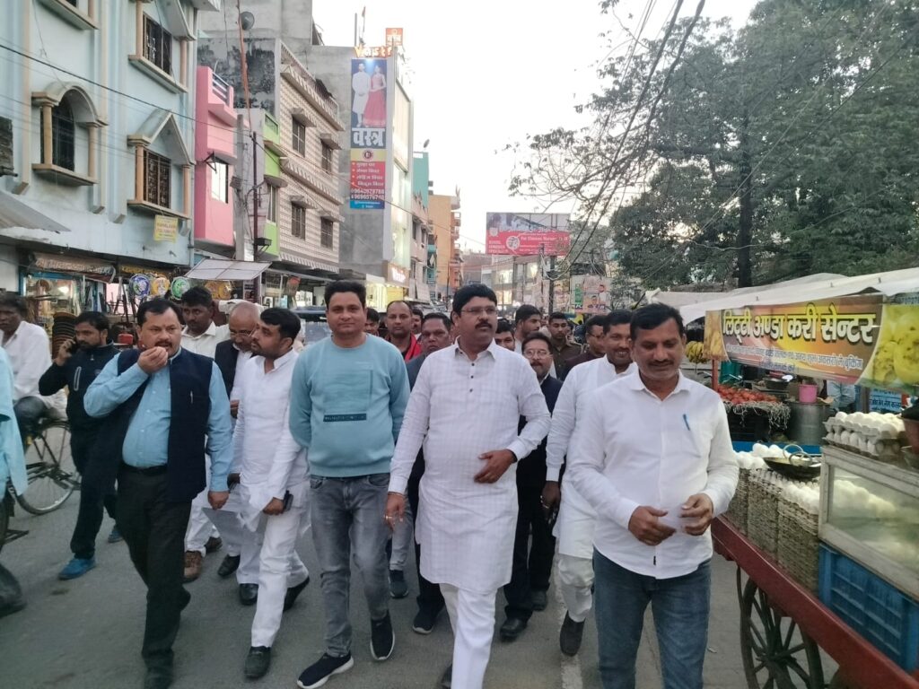 विधायक नौतनवा जब पैदल ही निकल पड़े बाजार में तो जाने क्या हुआ?