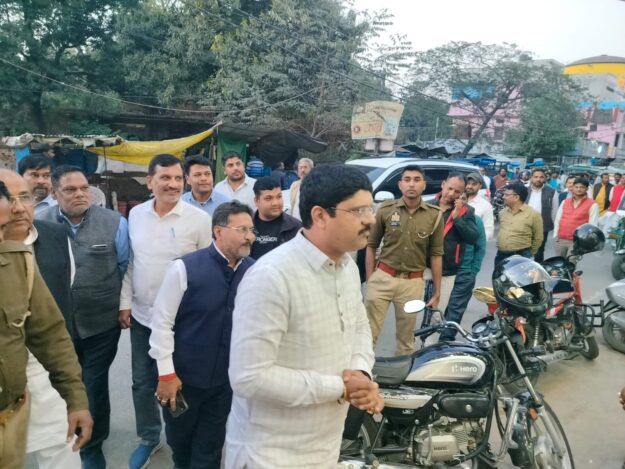 विधायक नौतनवा जब पैदल ही निकल पड़े बाजार में तो जाने क्या हुआ?