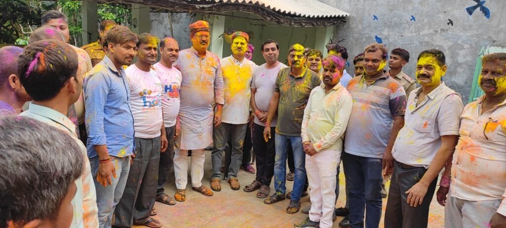 विधायक पुहंचे नौतनवा समर्थकों के साथ होली खेल दी शुभकामनाएं